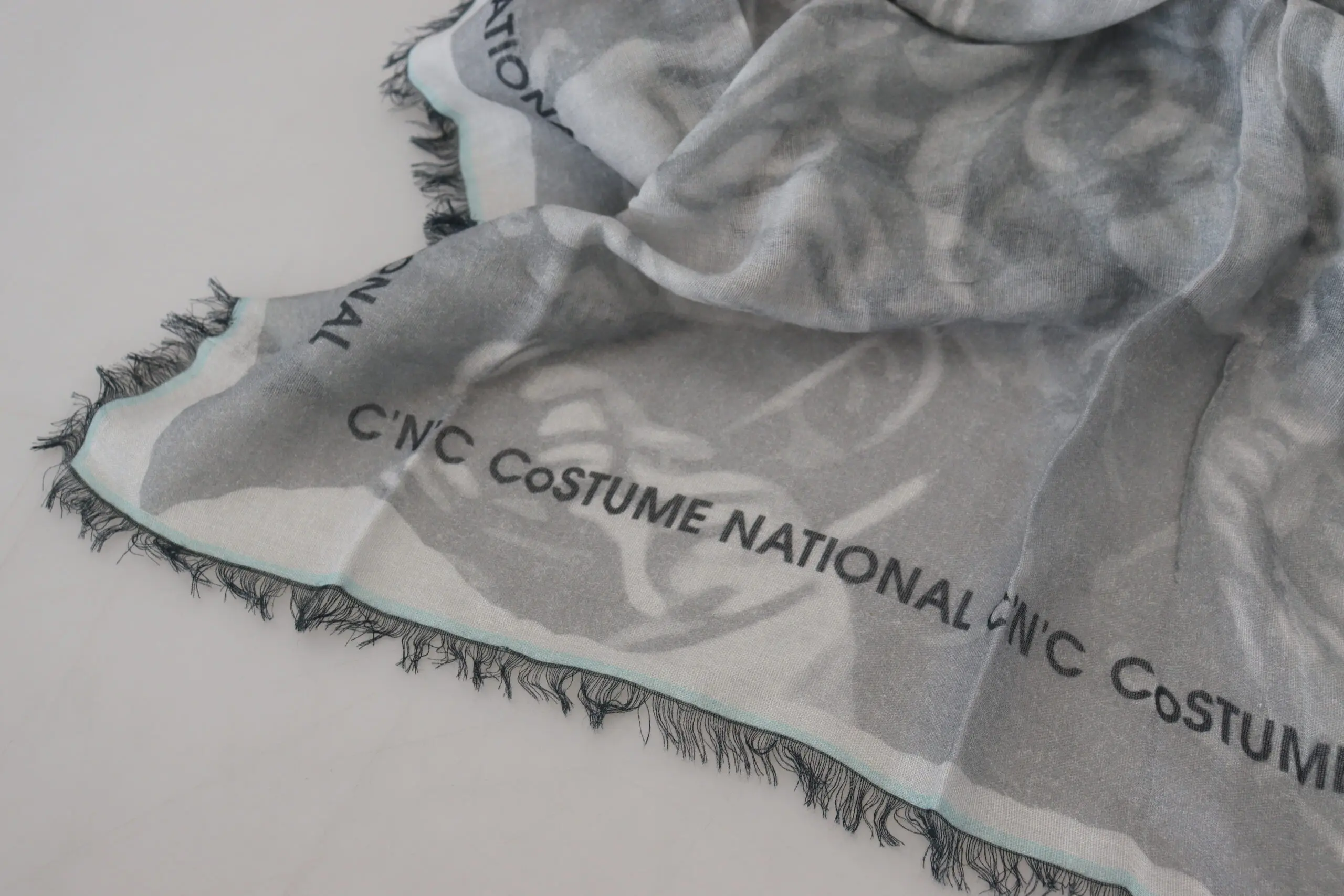 Шарф Costume National Chic Designer Серый шарф с бахромой