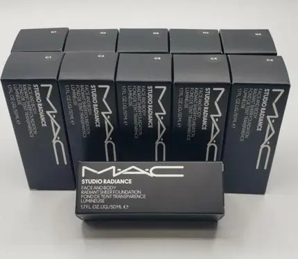 Сияющая тональная основа MAC Cosmetics Studio Radiance