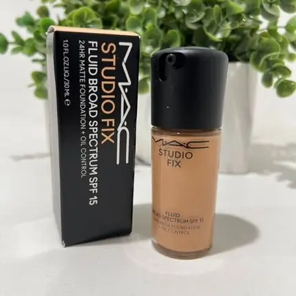 Тональная основа MAC Cosmetics Studio Fix Fluid SPF 15 Стойкая матовая основа с контролем жирности