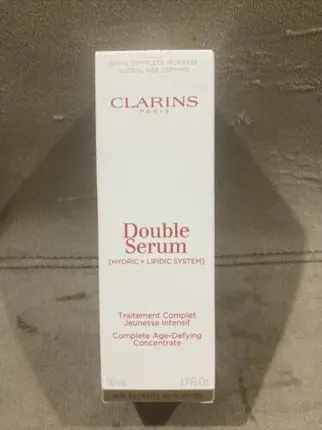 Модель «Увлажняющая сыворотка Clarins Double Serum»