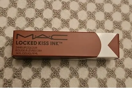 Оттенок для губ MAC Cosmetics Locked Kiss Tint 24 Часа