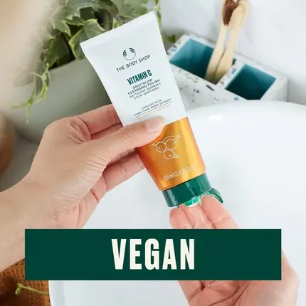 Отшелушивающее средство для умывания The Body Shop Vitamin C Glow Cleansing Polish