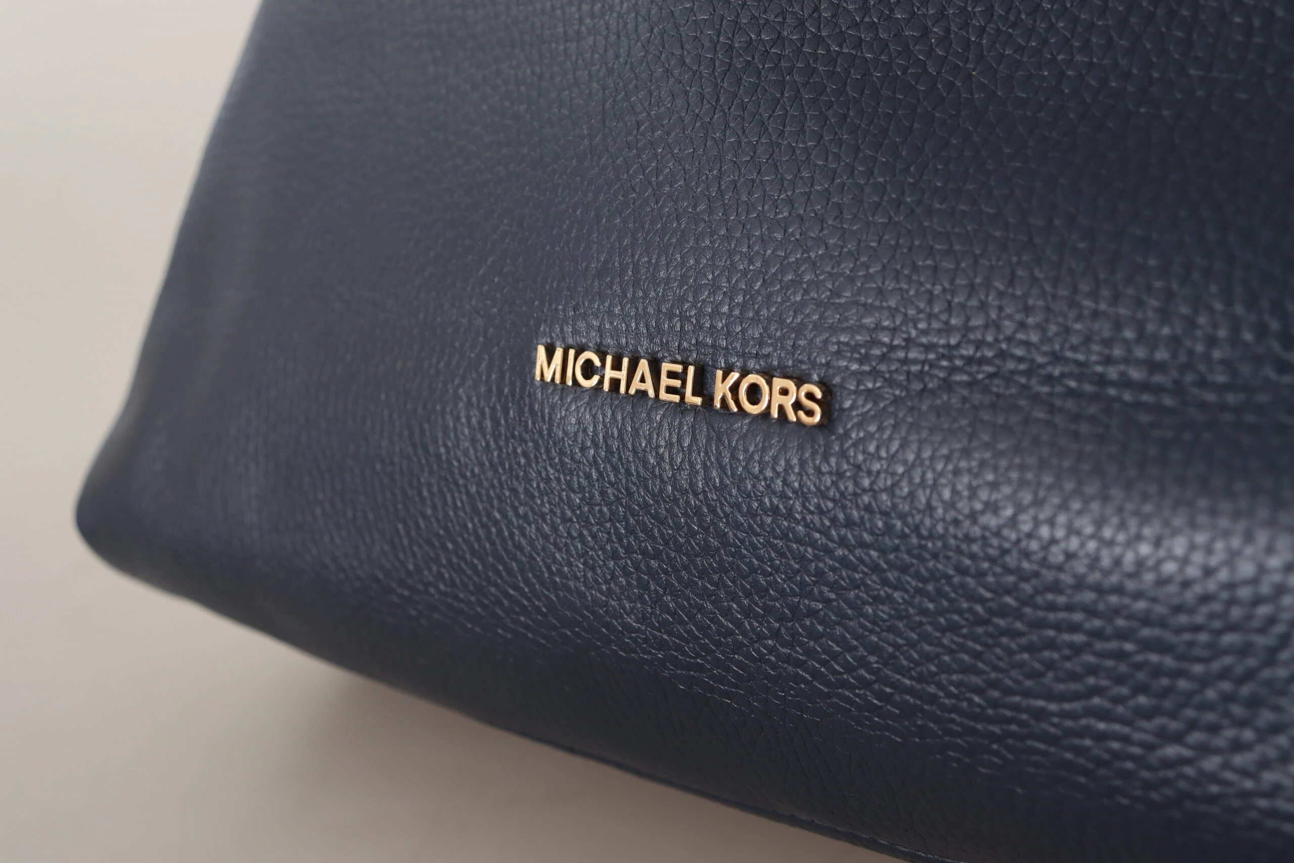 Сумка через плечо Michael Kors Элегантная синяя кожаная сумка через плечо с золотой фурнитурой