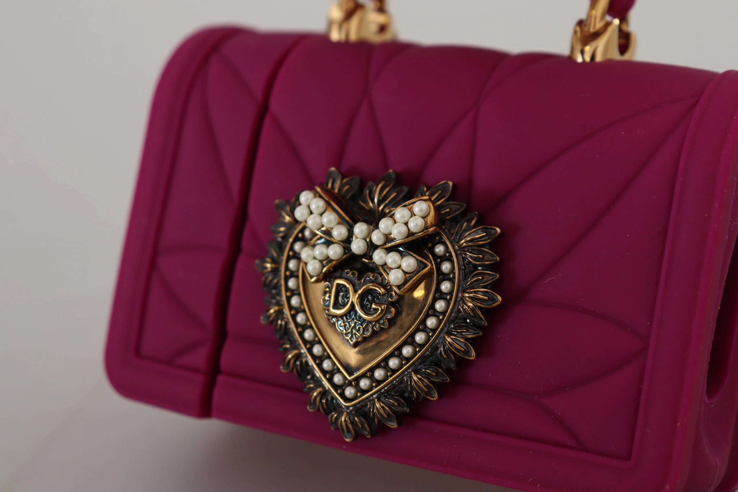 Чехол Dolce & Gabbana из силикона с золотистыми акцентами