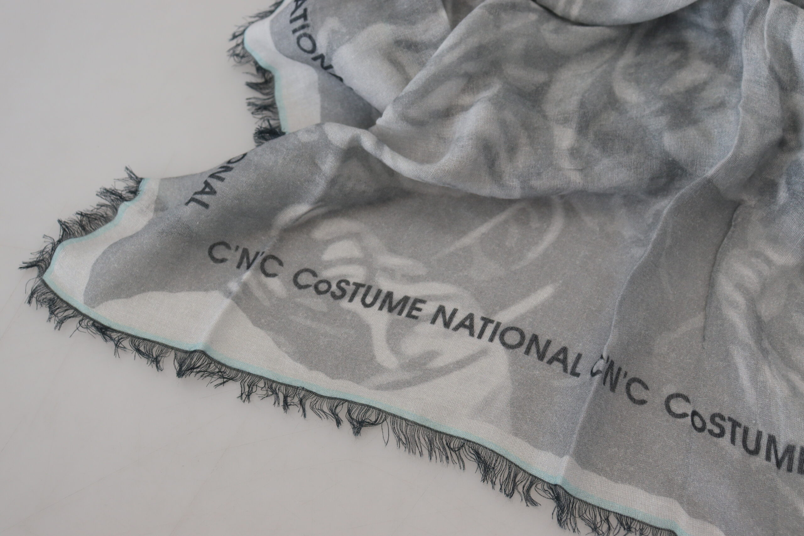 Шарф Costume National Chic Designer Серый шарф с бахромой