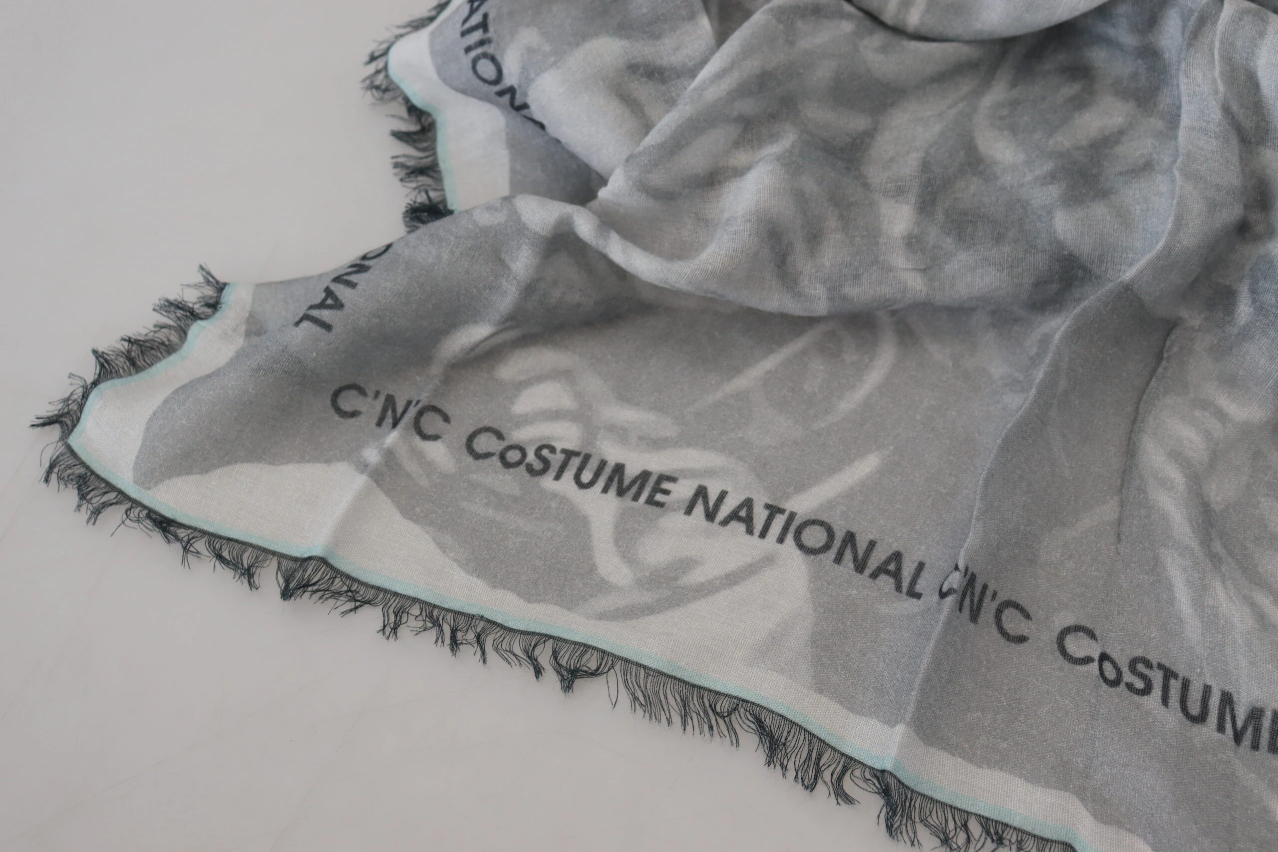 Шарф Costume National Chic Designer Серый шарф с бахромой