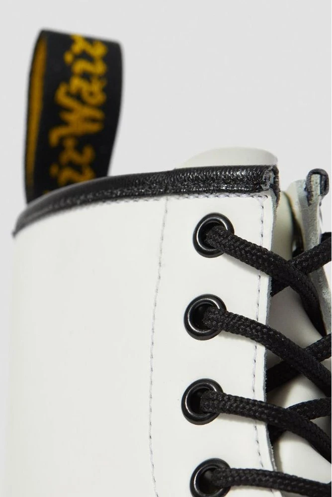 Ботинки Dr. Martens белые кожаные на шнуровке