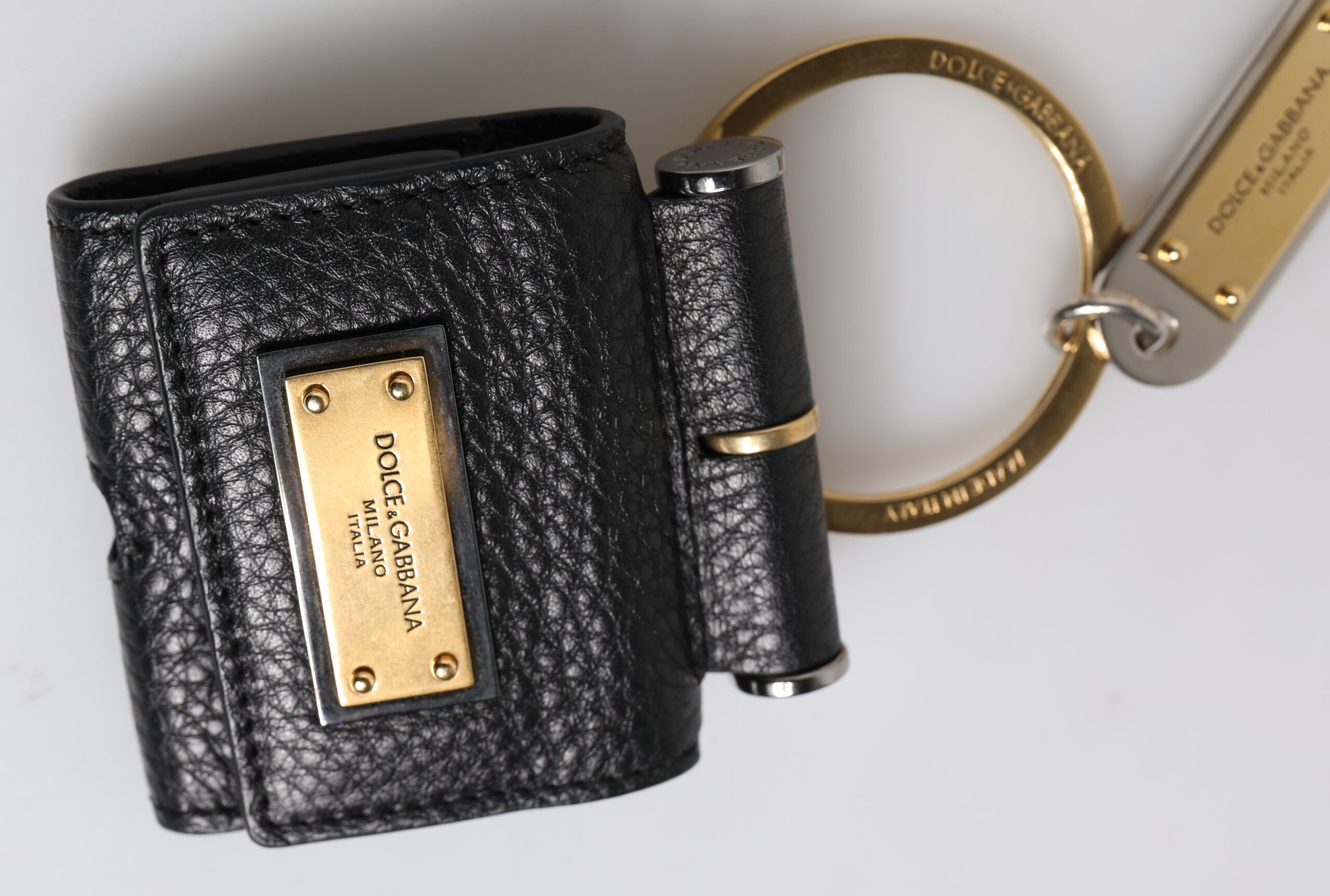Чехол Dolce & Gabbana из черной кожи с золотистой металлической пластиной с логотипом для Airpods