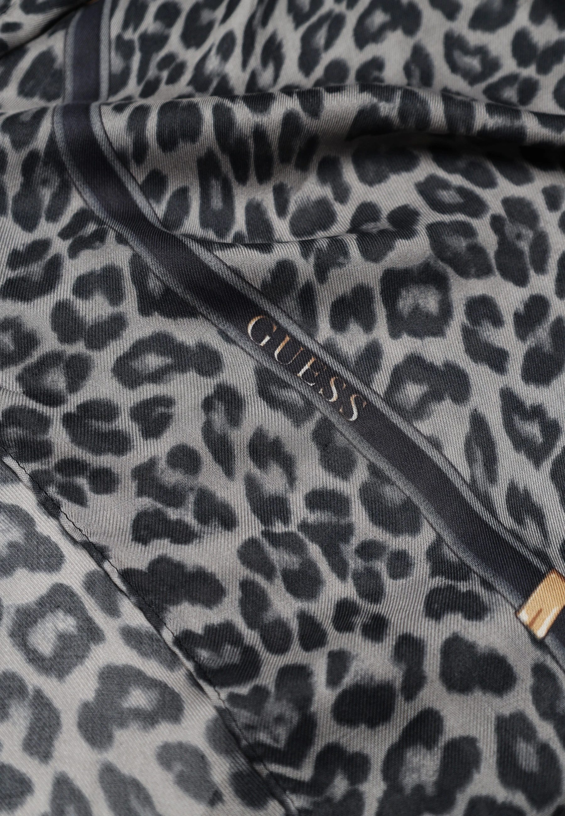 Шарфы GUESS