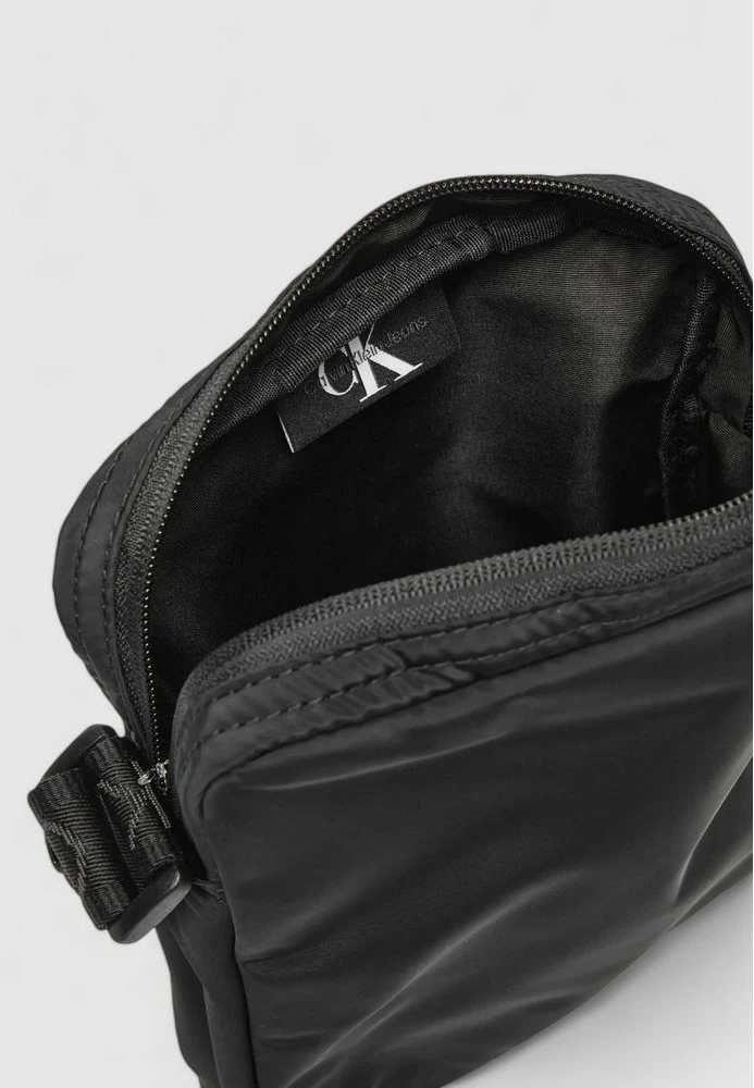 Сумка-мессенджер Calvin Klein OVER WEBBING REPORTER18 NY