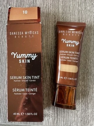 Тональная основа-сыворотка Danessa Myricks Beauty Yummy Skin Soothing Serum Skin Tint Foundation