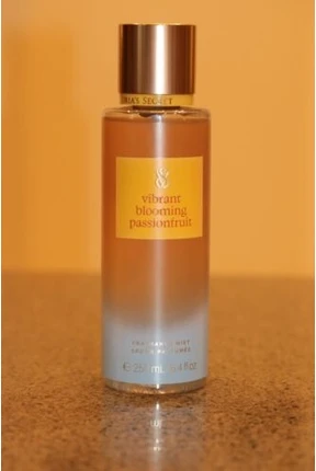 Ароматный спрей Victoria's Secret Клубничная маракуйя (Vibrant Blooming Passionfruit)