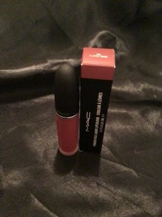 Жидкая губная помада MAC Cosmetics Powder Kiss