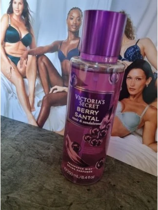 Парфюмированный спрей для тела Victoria's Secret Berry Santal