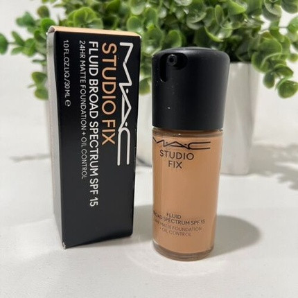 Тональная основа MAC Cosmetics Studio Fix Fluid SPF 15 Стойкая матовая основа с контролем жирности