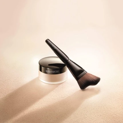Пушистая кисть для пудры Laura Mercier