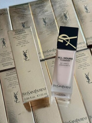 Тональный крем Yves Saint Laurent All Hours SPF 20
