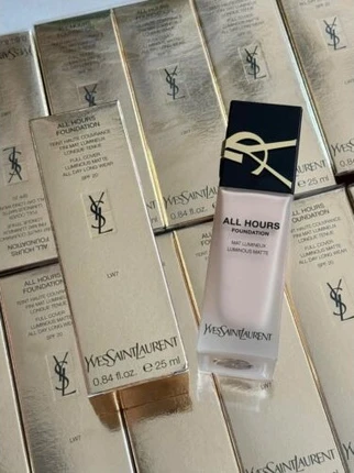 Тональный крем Yves Saint Laurent All Hours SPF 20