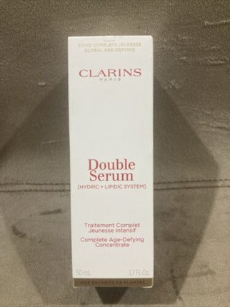 Модель «Увлажняющая сыворотка Clarins Double Serum»