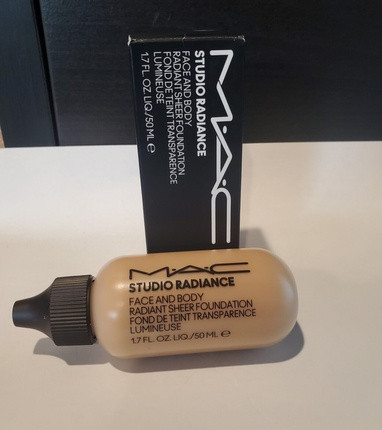 Тональный крем Foundation MAC Cosmetics Studio Radiance Face & Body Radiant Sheer Foundation
