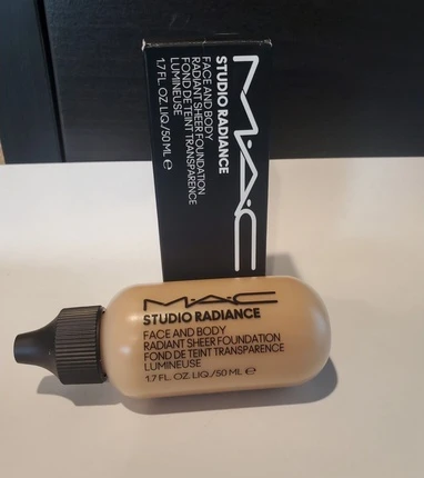 Тональный крем Foundation MAC Cosmetics Studio Radiance Face & Body Radiant Sheer Foundation