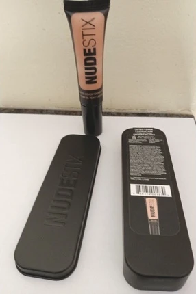 Тональная основа Tinted Cover Foundation от Nudestix