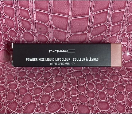Жидкая помада MAC Powder Kiss