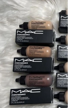 Прозрачный тональный крем MAC Cosmetics Studio Radiance