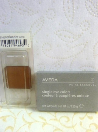 Тени для век Aveda Petal Essence