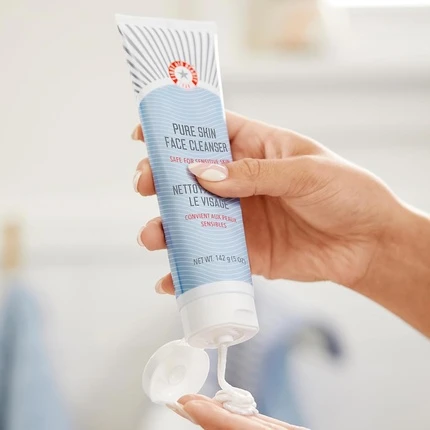 Средство для умывания First Aid Beauty Pure Skin Face Cleanser