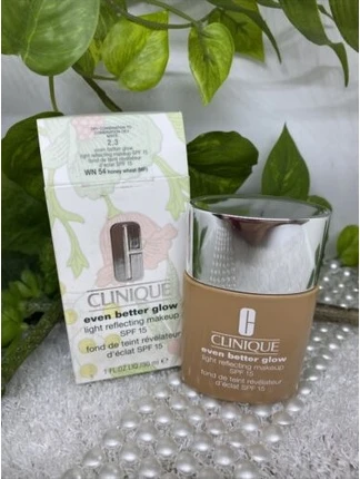 Тональная основа Clinique Even Better Glow Light Reflecting Makeup со СЗФ 15
