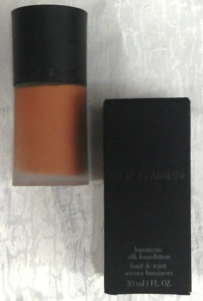 Тональная основа Giorgio Armani Luminous Silk