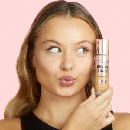 Тональный флюид для лица Makeup Revolution Bright Light Face Glow Осветляющий Тональный Флюид Сияющий Финиш Блеск Средний