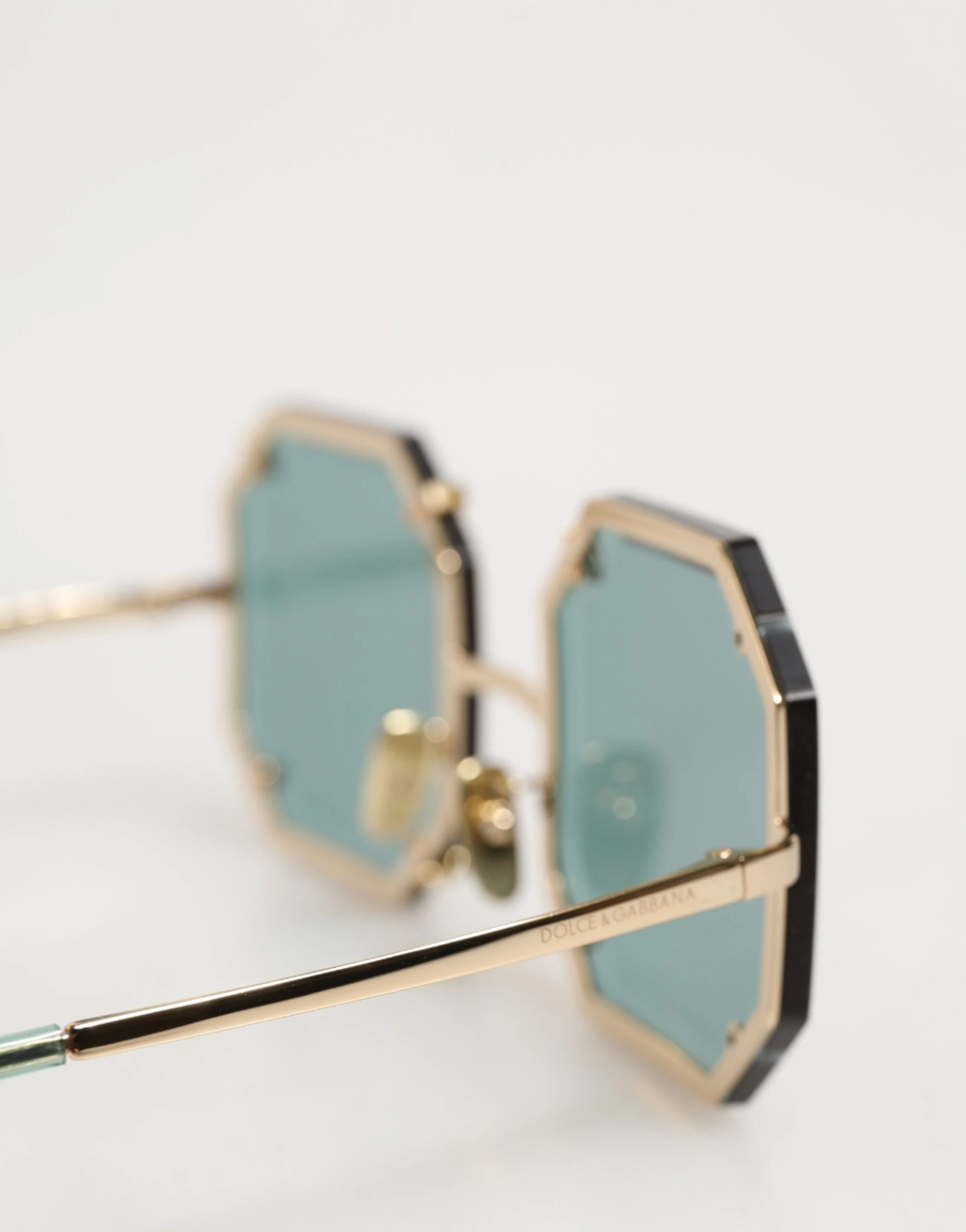 Солнцезащитные очки Dolce & Gabbana DG2216
