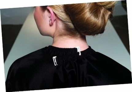 Накидка для укладки Olivia Garden Charm для мытья и стрижки с двойной застежкой на крючках