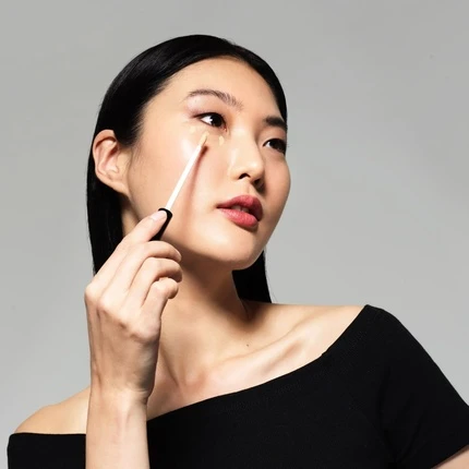 Консилер Korff Skin Booster Осветляющий и Увлажняющий Консилер 8ч