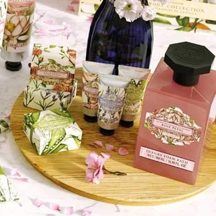 Подарочный набор Somerset Body Care с ароматом лепестков роз: гель для душа, крем для рук и лосьон для тела