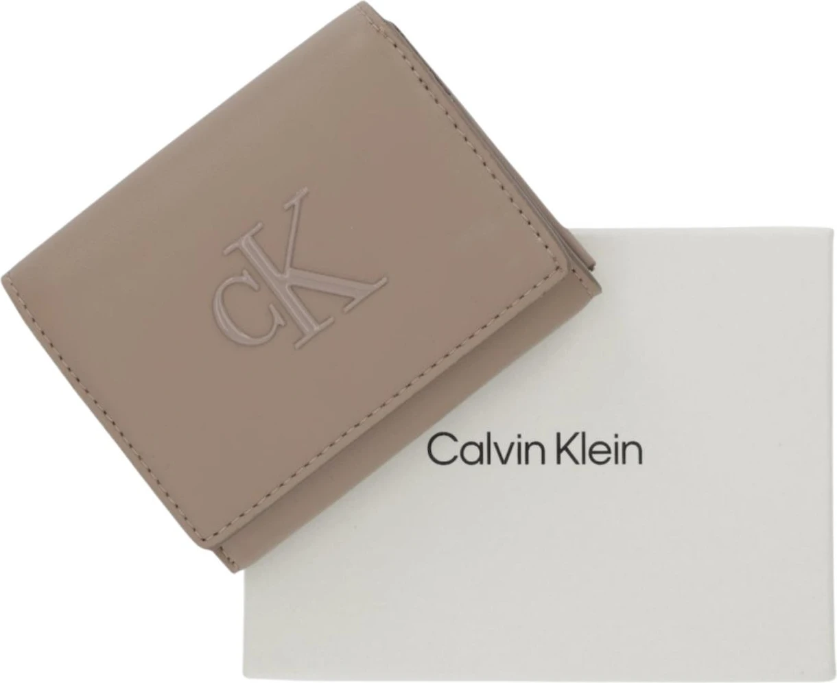 Кошельки Calvin Klein
