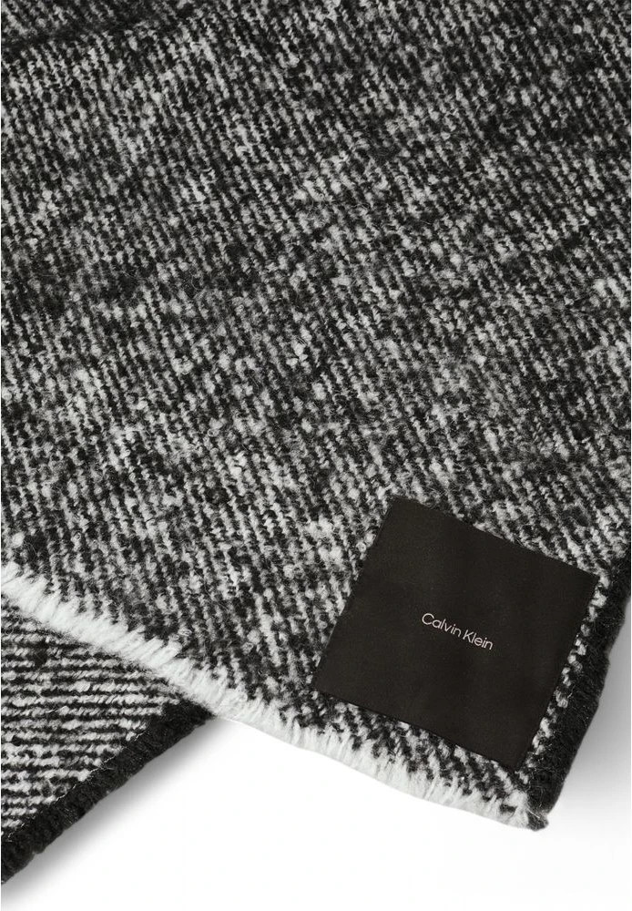 Черный и белый шарф Calvin Klein из полиэстера