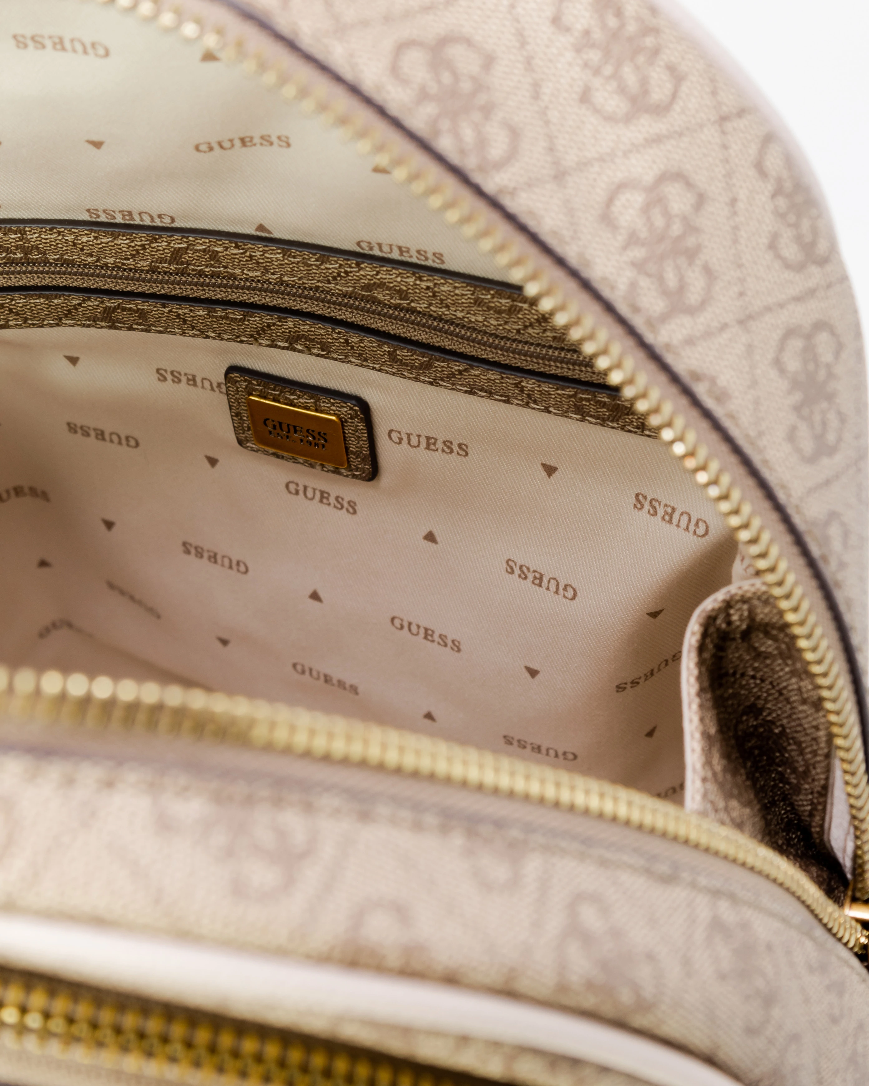 Сумки GUESS