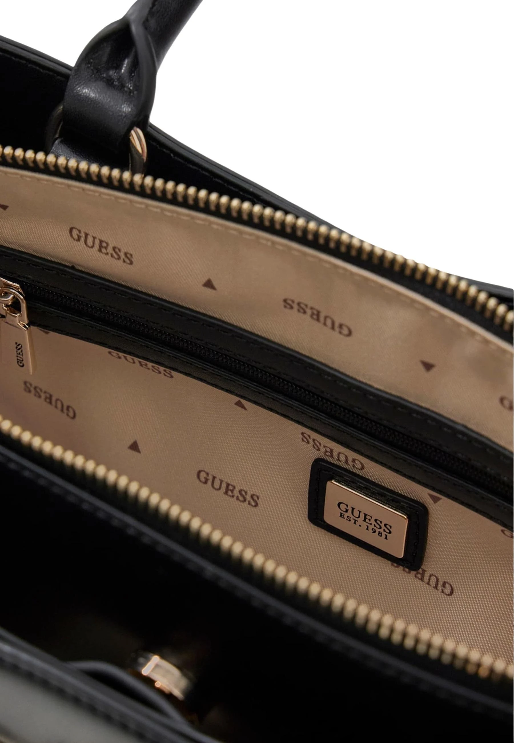 Сумки GUESS