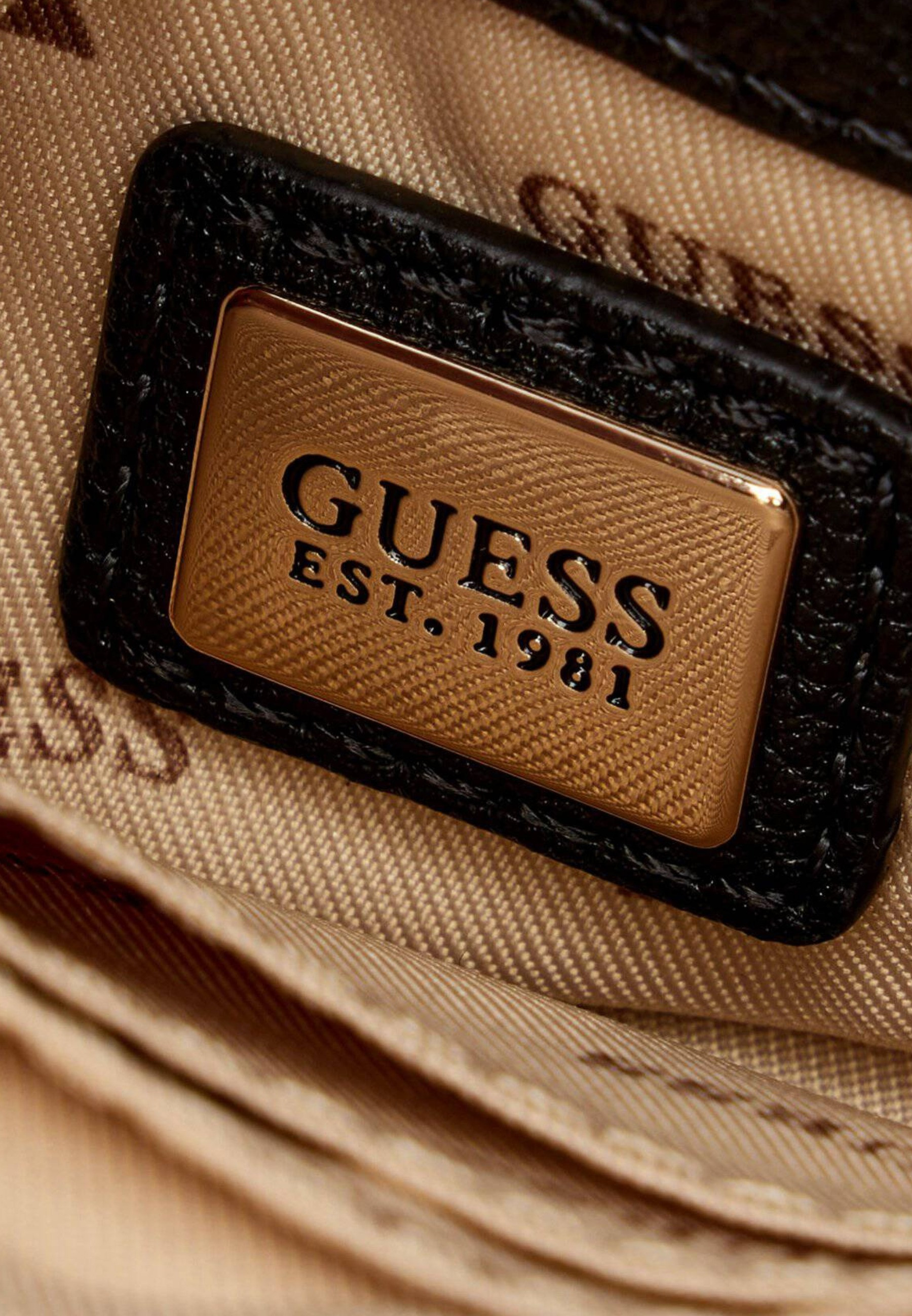 Сумки GUESS