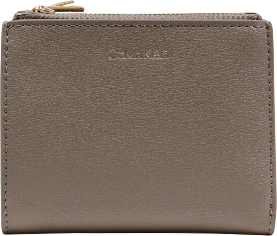 Кошельки Calvin Klein