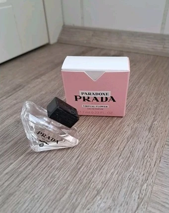 Парфюмерная вода Prada Paradoxe Virtual Flower
