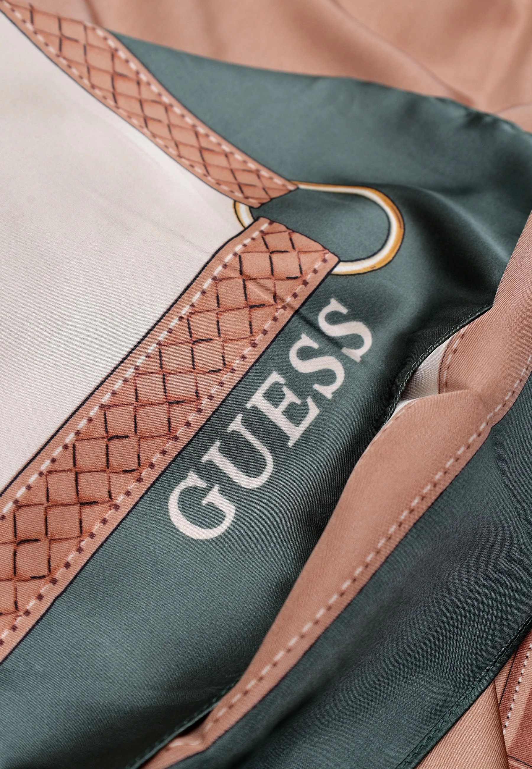 Шарфы GUESS